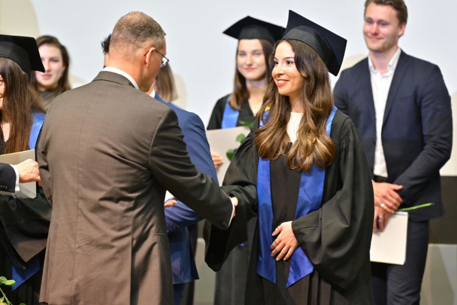 Graduierte der Wirtschaftswissenschaftlichen Fakultät beim Graduation Day 2024