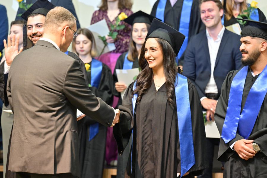 Graduierte der Wirtschaftswissenschaftlichen Fakultät beim Graduation Day 2024