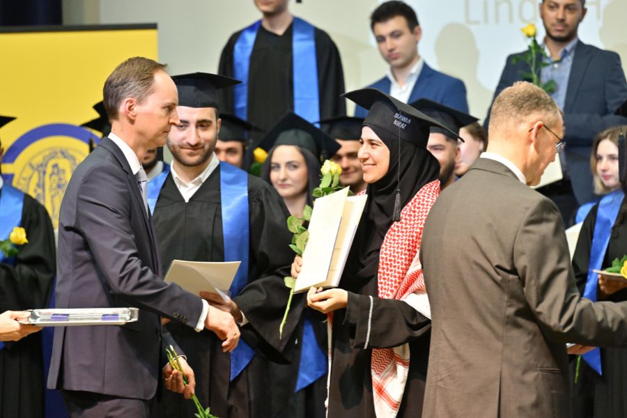 Graduierte der Wirtschaftswissenschaftlichen Fakultät beim Graduation Day 2024