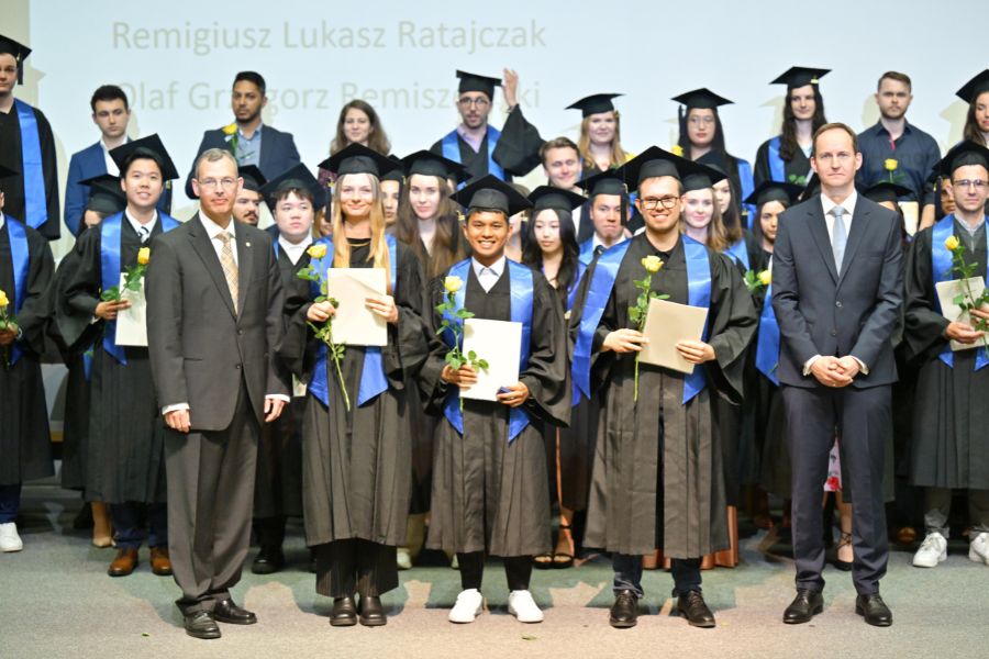 Graduierte der Wirtschaftswissenschaftlichen Fakultät beim Graduation Day 2024