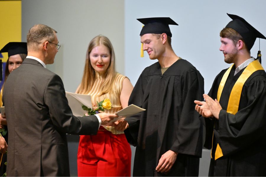 Graduierte der Wirtschaftswissenschaftlichen Fakultät beim Graduation Day 2024
