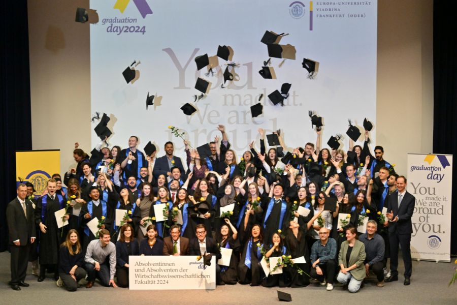 Graduierte der Wirtschaftswissenschaftlichen Fakultät beim Graduation Day 2024