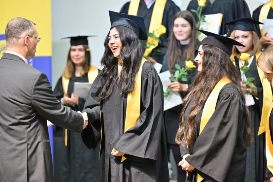 Graduierte der Wirtschaftswissenschaftlichen Fakultät beim Graduation Day 2024