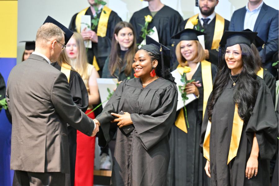 Graduierte der Wirtschaftswissenschaftlichen Fakultät beim Graduation Day 2024