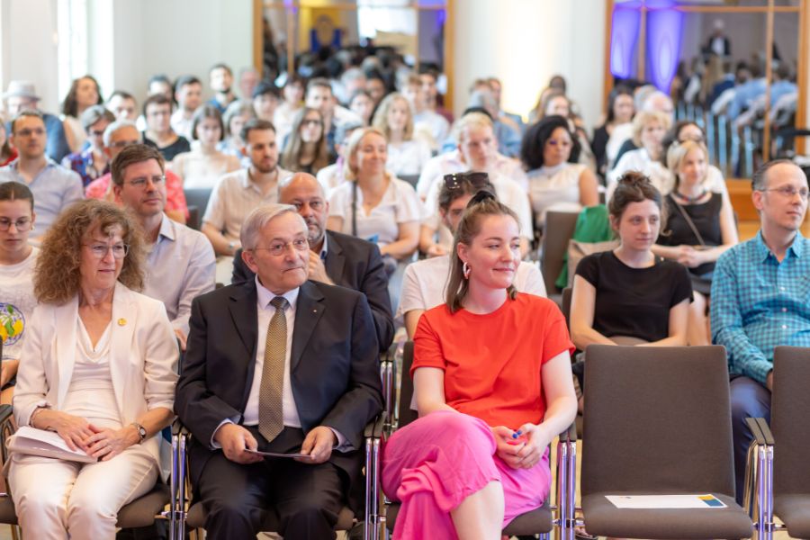 Presentation of certificates from the Faculty of Cultural Studies