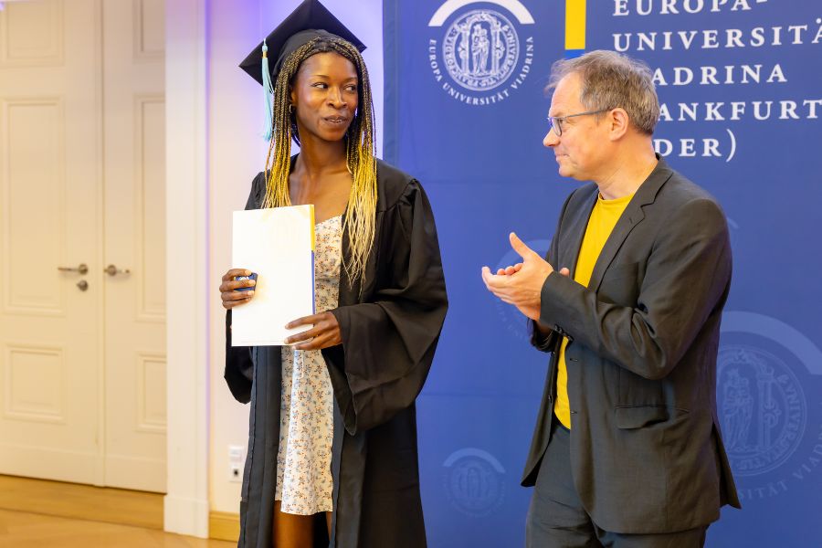 Presentation of certificates from the Faculty of Cultural Studies