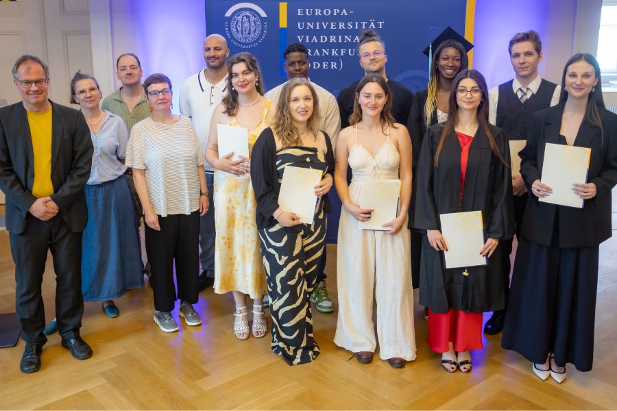 Presentation of certificates from the Faculty of Cultural Studies