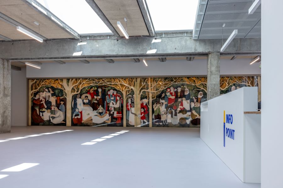 coworking-space-behind-glass-painting-by-eberhard-hueckstaedt-4505