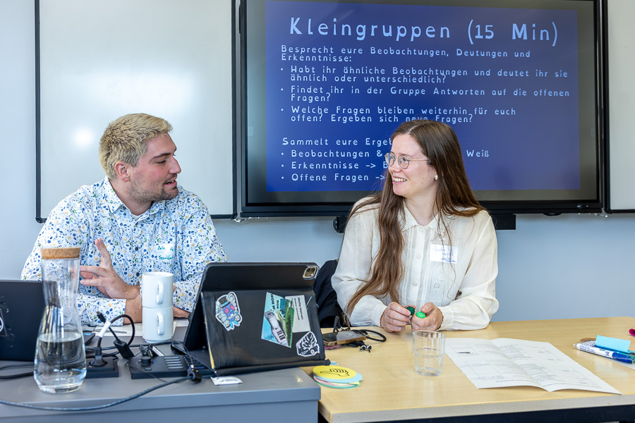 student-peer-writing-tutor-conference-9304