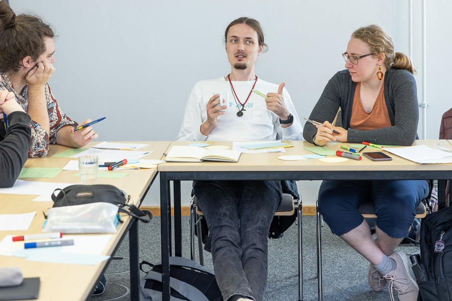 student-peer-writing-tutor-conference-9314