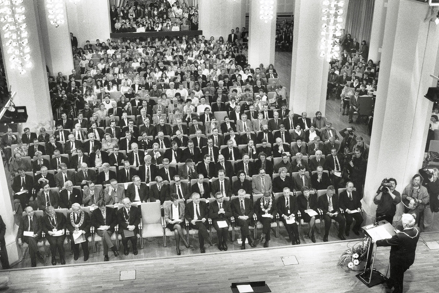 The concert hall „Carl Philipp Emanuel Bach” is fully crowded when the European University Viadrina is officially opened on 6 September 1991.
