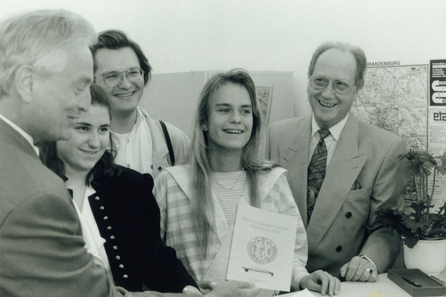 Ilka Helbig (2nd from right) is welcomed as the first student of the newly founded Viadrina by founding rector Prof. Dr Dr Knut Ipsen (left) and Chancellor Karl Josef Schmücker (right).