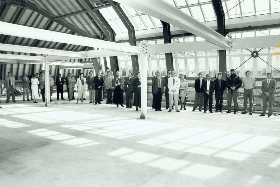 On 21 September 1993, the topping-out ceremony is celebrated in the main building, the future premises of the university library.