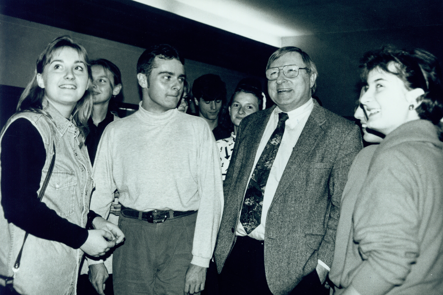 More than 200 foreign students begin their studies at Viadrina in the 1994/1995 winter semester. Rector Prof. Dr Hans N. Weiler welcomes them on 10 October 1994 at the beginning of an orientation week.