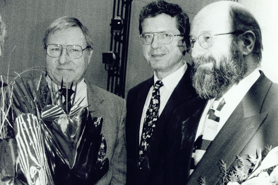 Peter Stahl (right) is inaugurated as Chancellor in January 1995; among those congratulating him are the then Mayor of Frankfurt Detlef-Heino Ewert (centre) and Viadrina Rector Prof. Dr Hans N. Weiler.