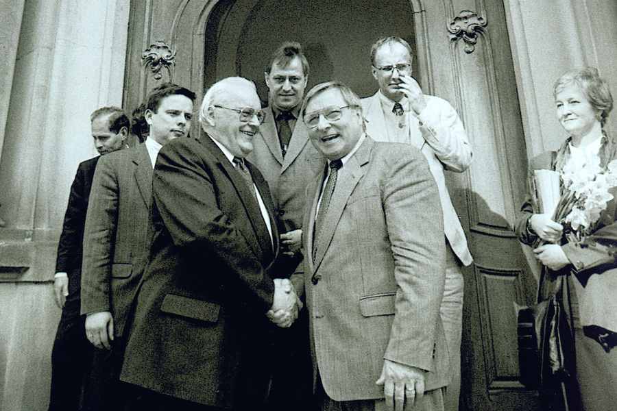Federal President Roman Herzog (front left) visits Viadrina on 24 April 1995 and is welcomed by Rector Prof. Dr Hans N. Weiler.