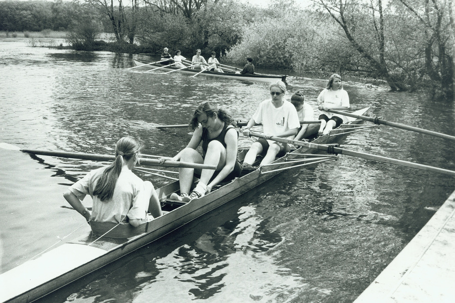 On 17 June 1995, an international student rowing regatta with teams from Poznań, Witebsk, Weimar and Bulgaria takes place at the German-Polish Oder Festival. Members of the university sports club USC Viadrina and the AStA are also rowing.