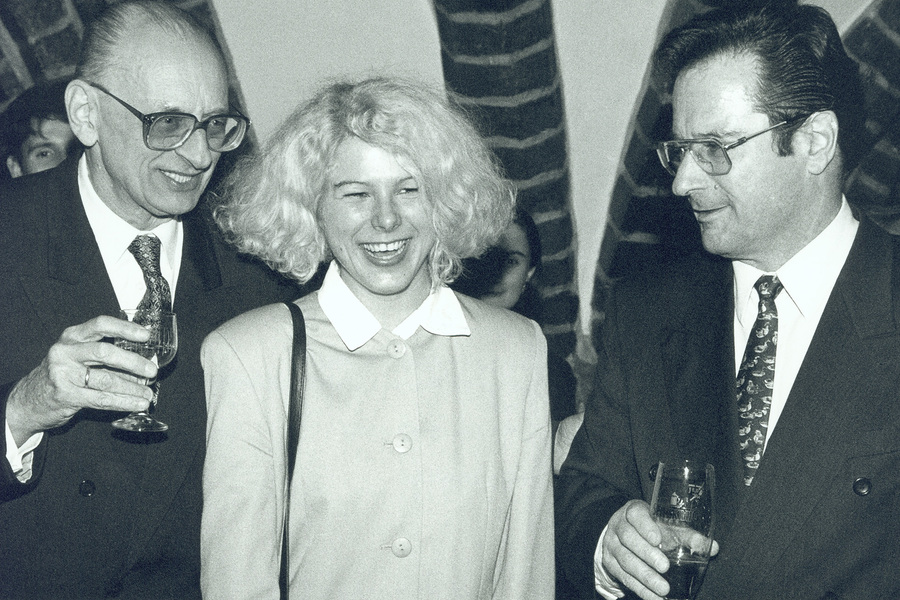 1995: Student Agnieszka Kalisiewicz receives the DAAD prize for foreign students and an invitation to Brüssel from Foreign Minister Klaus Kinkel as part of the event