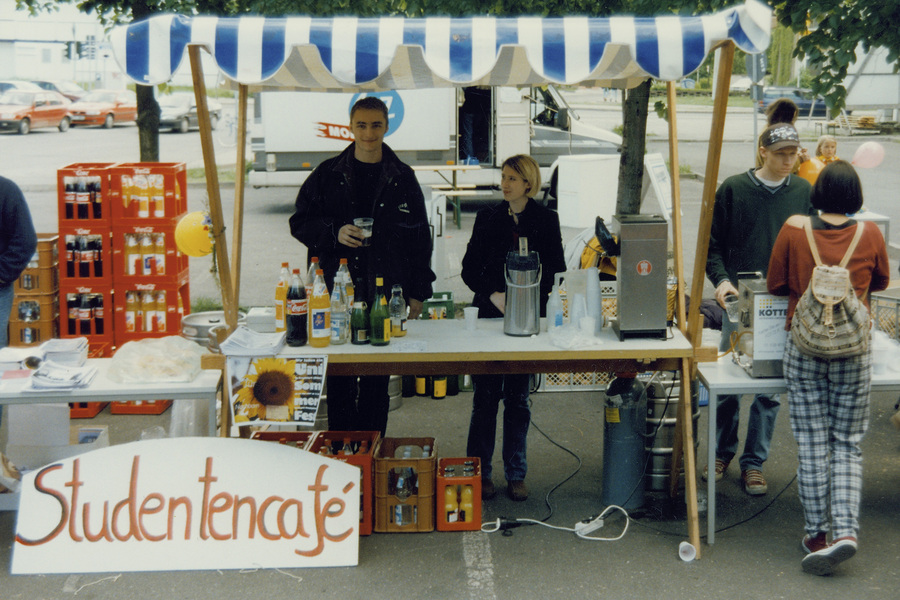 Under the motto „We invite our neighbours”, the first university summer festival took place on 24 May 1997.