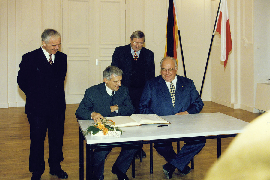 Federal Chancellor Dr Helmut Kohl and Poland's Prime Minister Prof. Dr Jerzy Buzek (seated right and left) sign the university's guest book on 4 December 1997.