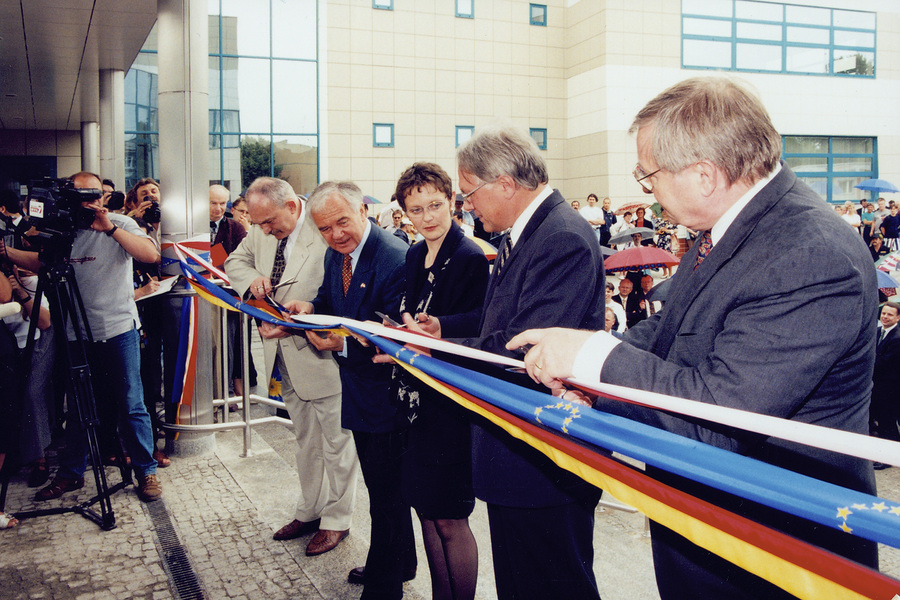 On 10 June 1998, the main building of the Collegium Polonicum in Słubice is ceremoniously opened to great public interest.