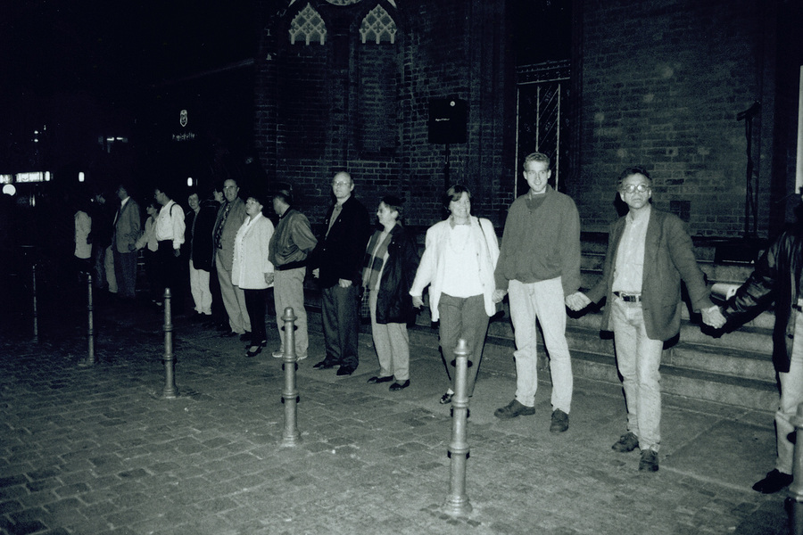 On the occasion of the elections to the Frankfurt City Council, around 1,000 Frankfurters symbolically protected the town hall from the entry of right-wing extremists with a human chain on 25 September 1998.