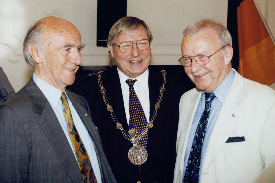 The translator and writer Karl Dedecius (left) will receive the first Viadrina Prize on 8 July 1999 for his efforts to promote German-Polish understanding.