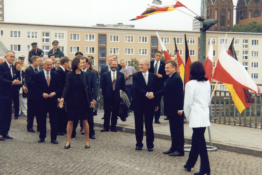 On 1 September 1999, the beginning of the Second World War is commemorated 60 years ago. To mark the occasion, Federal President Johannes Rau and Polish President Aleksander Kwaśniewski meet on the city bridge and shake hands.. Winfried Mausolf