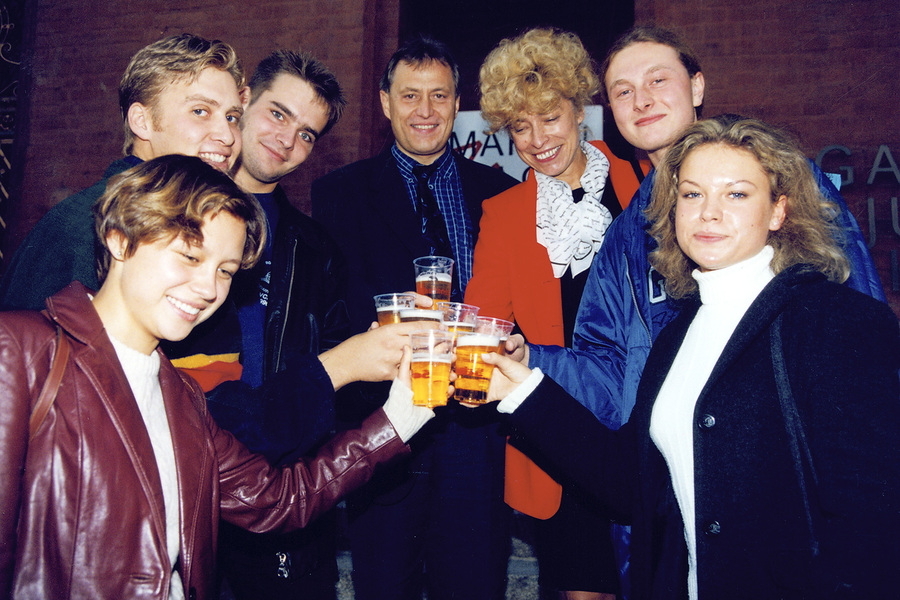 As one of her first official acts, the new Viadrina President Prof. Dr Gesine Schwan welcomes the students to the start of the semester together with Frankfurt's Lord Mayor Wolfgang Pohl on 6 October 1999.
