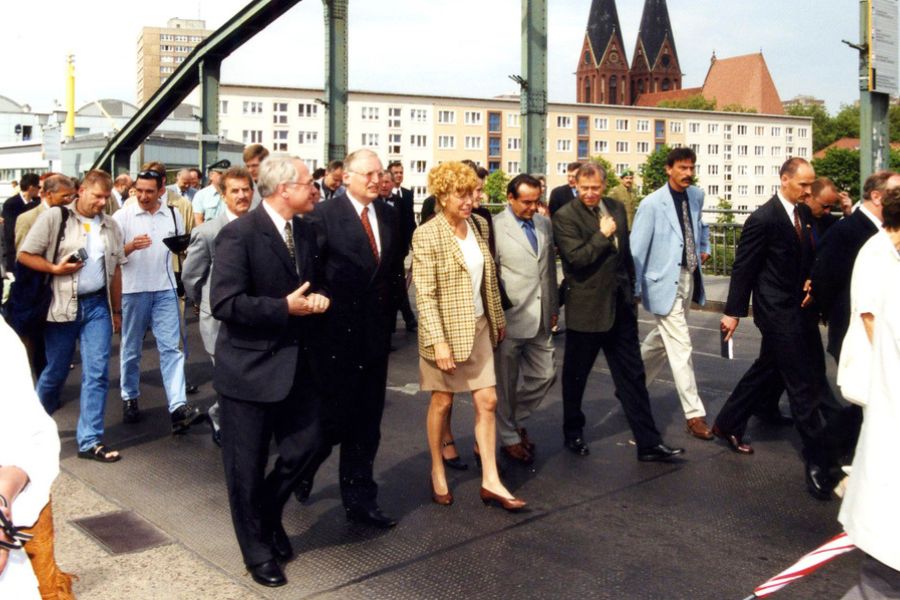 EU Commissioner Günter Verheugen (front 2nd from left) takes part in a round table discussion on EU enlargement to the east at the Collegium Polonicum in Słubice on 9 May 2000.