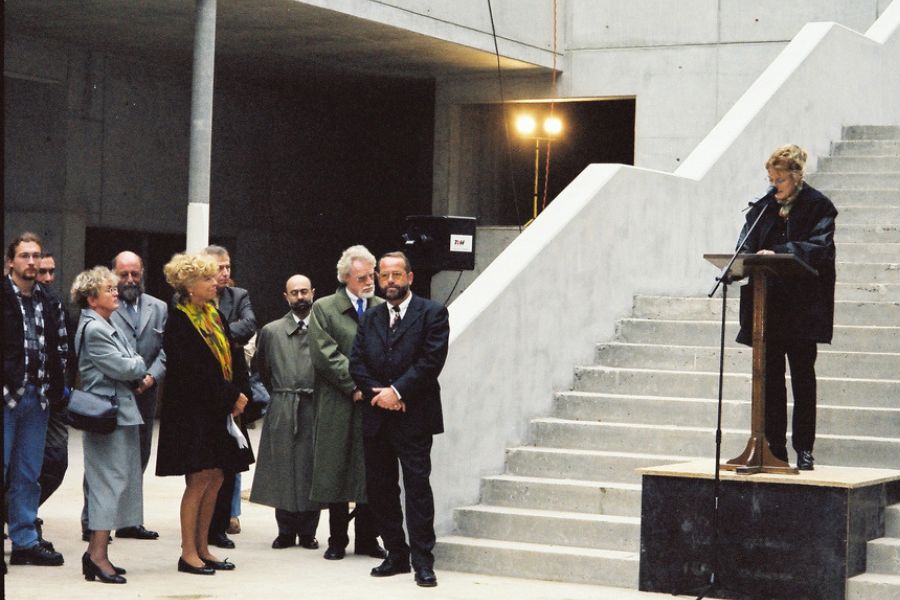 On 20 October 2000, the European University celebrates the topping-out ceremony for the new hall and canteen on Fischerstrasse, located directly on the banks of the Oder.