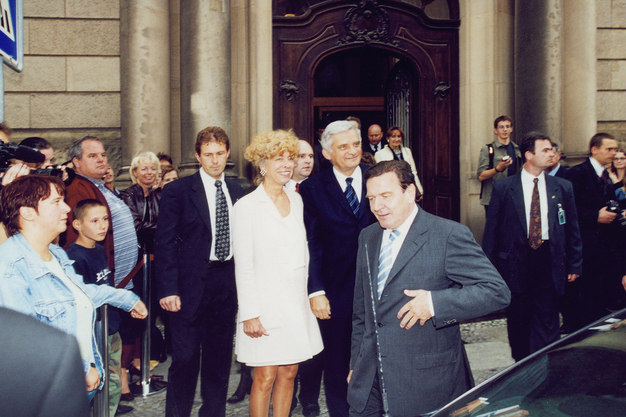 On the occasion of the 10th anniversary of the German-Polish Neighbourhood Treaty, German Chancellor Gerhard Schröder and Polish Prime Minister Jerzy Buzek visit Viadrina on 18 June 2001.