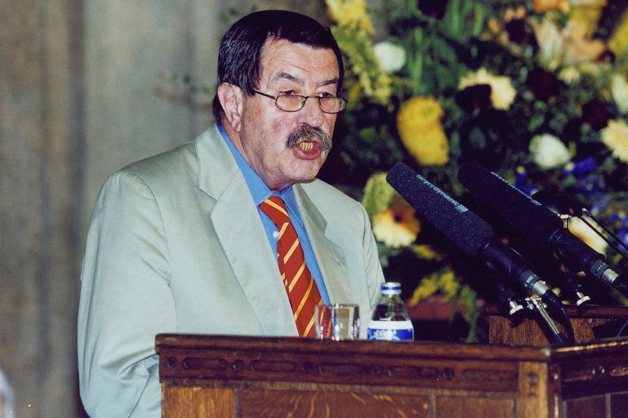 Nobel Prize for Literature winner Günter Grass receives the Viadrina Prize on 13 July 2001.