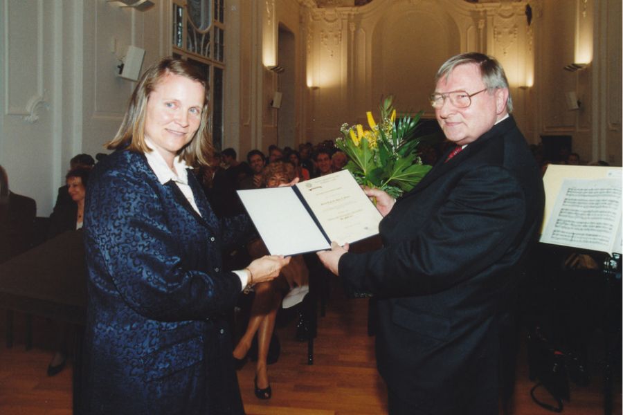 On 14 May 2002 Prof. Dr Anna Schwarz, Dean of the Faculty of Cultural Studies, presented Prof. Dr. Hans N. Weiler with an honorary doctorate from the Faculty of Cultural Studies in the Senate Hall.
