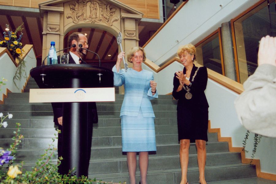 Dr Johanna Wanka, hand over the symbolic key to University President Prof. Dr Gesine Schwan on 14 October 2002.