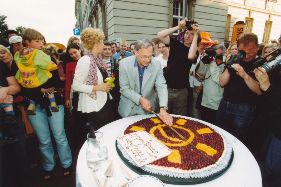 A gift to the city is the summer party on 3 July 2003, at which the student project group „siebenart” presents Lord Mayor Martin Patzelt with a huge birthday cake.