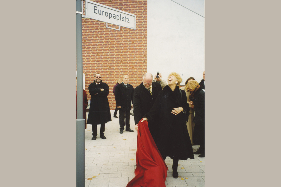 The square in front of the Hörsaal-Mensa complex will receive the name „Europaplatz” on 23 October 2003 with a sweeping symbolic gesture by University President Prof. Dr Gesine Schwan.