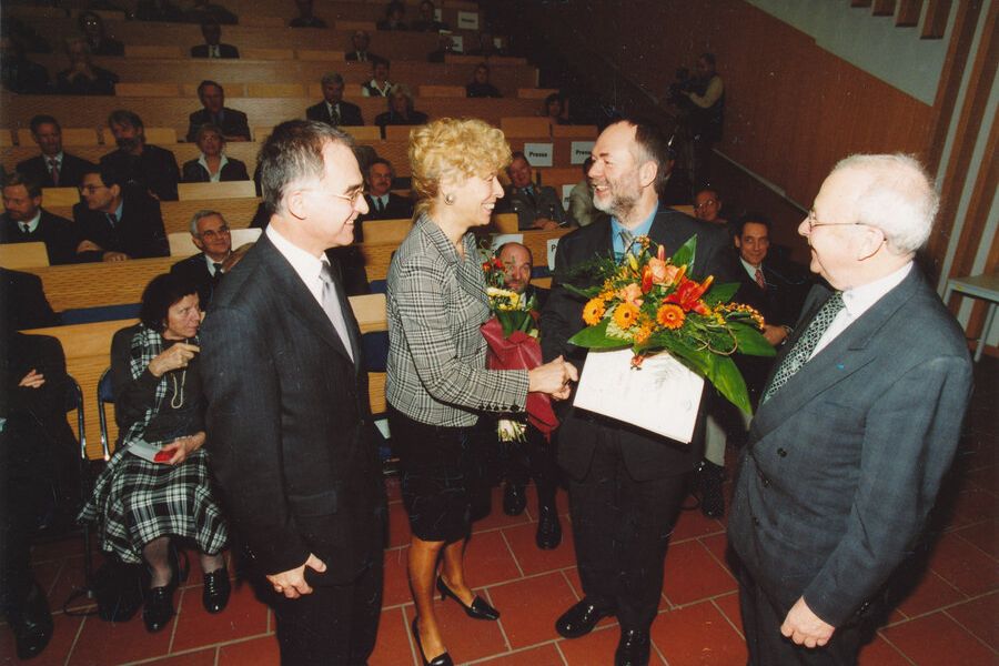 The former GDR civil rights activist and politician Markus Meckel receives the fifth Viadrina Prize on 19 November 2003.