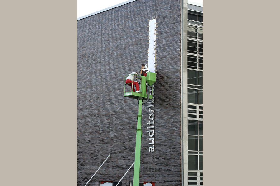 In the late summer of 2004, final work is carried out on the façade of the Auditorium Maximum of the Viadrina.