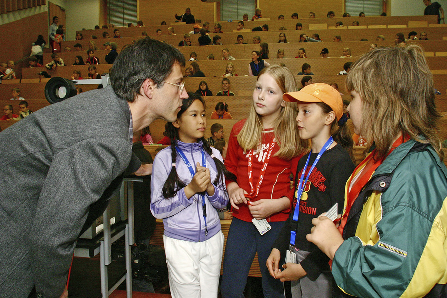 More than 900 children attend the first children's university at the Viadrina in summer 2005.