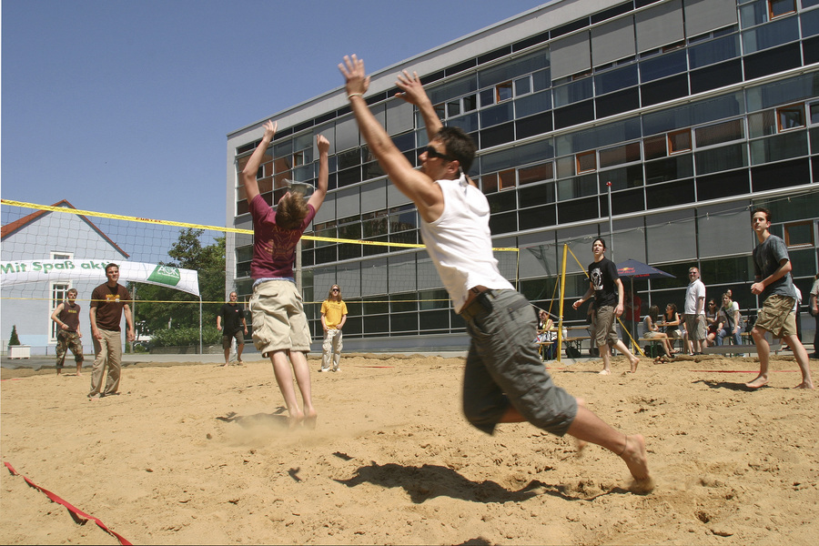 In summer 2006, 1,000 tonnes of sand turn the Viadrina campus into a beach volleyball and badminton court.