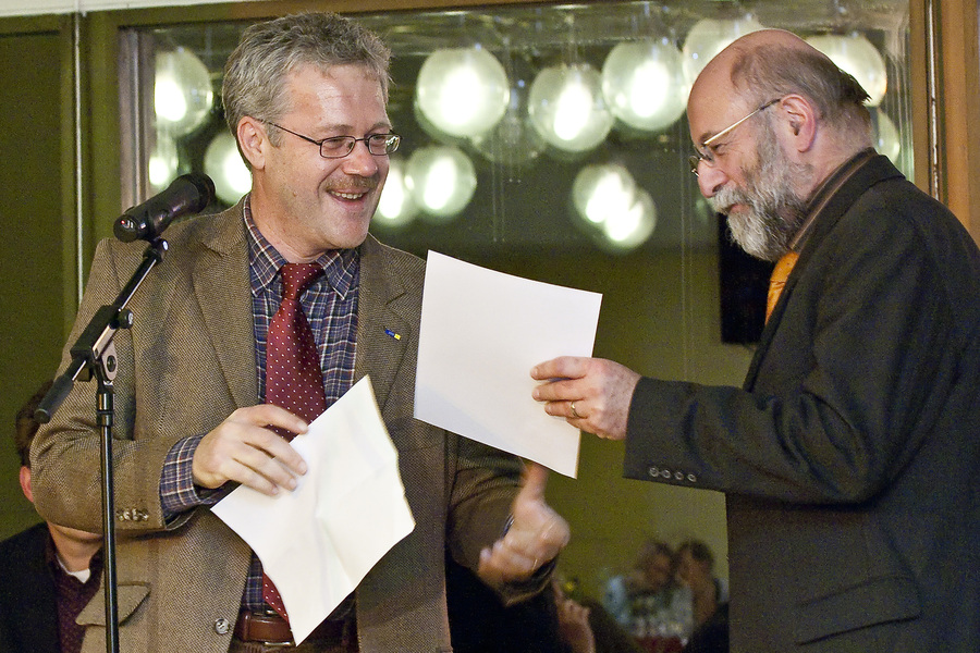 On 13 December 2006, the long-serving Chancellor of the Europa-Universität, Peter Stahl (r.), is bid farewell as he retires.