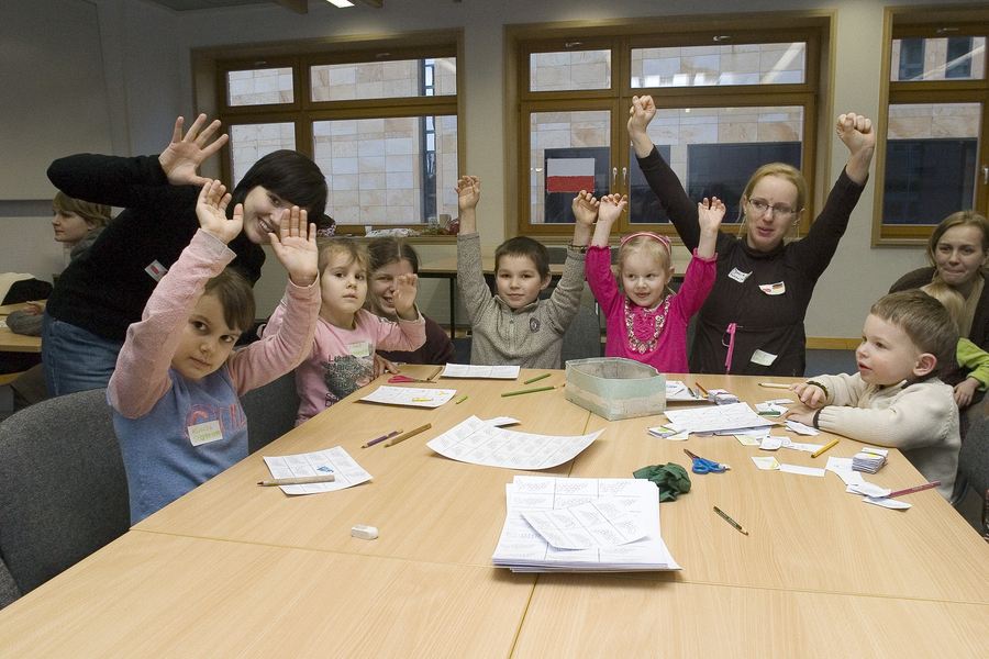 Once a week, students from the European University Viadrina Frankfurt (Oder) visit nurseries in Germany and Poland and speak the language of their neighbours with the children.