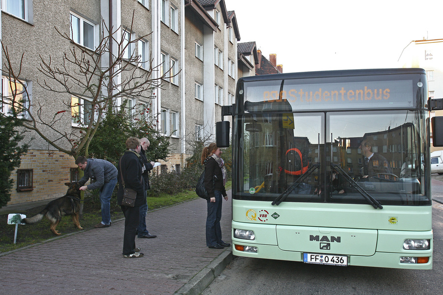 In a self-financed pilot project, the General Student Committee (AStA) of the Viadrina is organising a bus service between the border towns. From 28 January to 8 February 2008, the bus will run daily between 8 am and 6 pm.