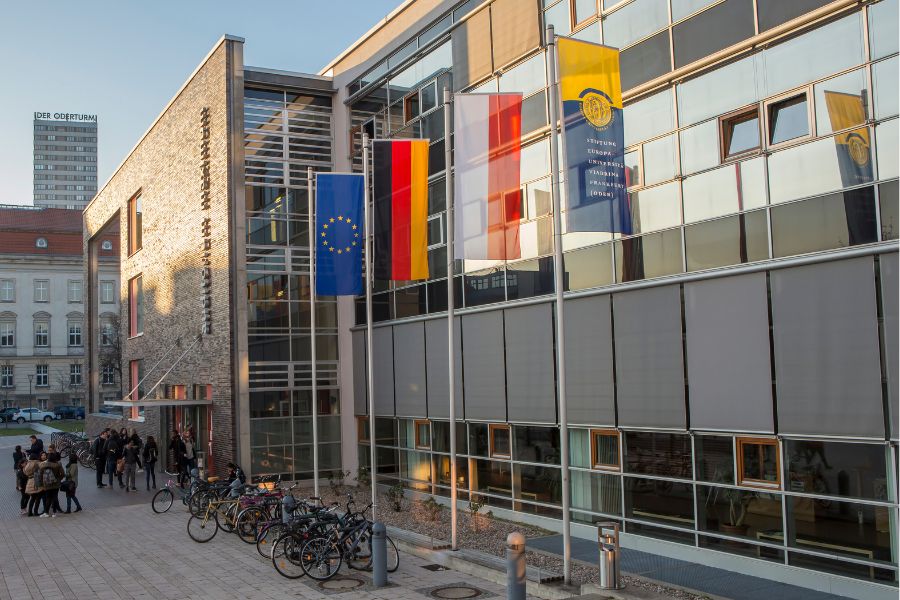 Flaggen von Europa, Deutschland, Polen und der Europa-Universität Viadrina vor dem Auditorium Maximum