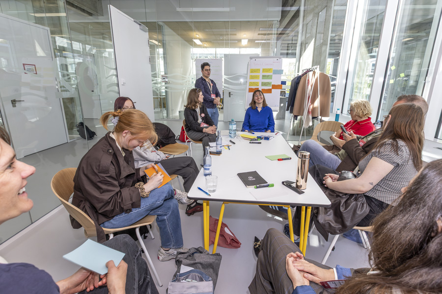 Grupa robocza Doing Democracy w przestrzeni coworkingowej Viadrina