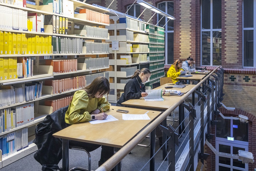 Studierende am Tisch in der Bibliothek