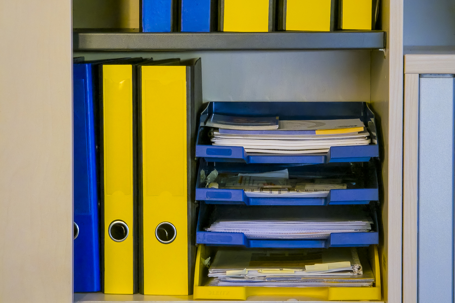 Foto von Büroordnern im Regal, gelb und blau