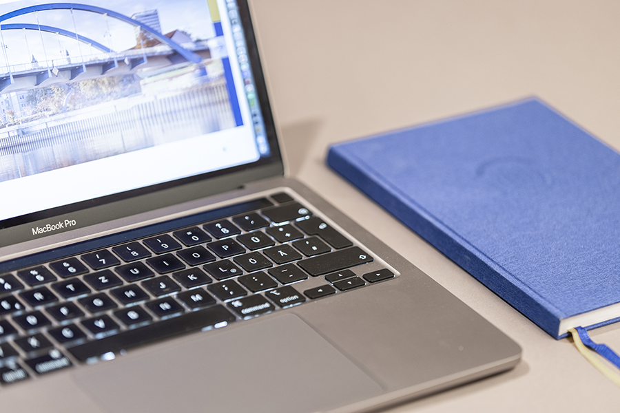 Bild des Laptops auf dem Tisch und des Notizbuchs, Nahaufnahme Bild des Laptops auf dem Tisch und des Notizbuchs, Nahaufnahme