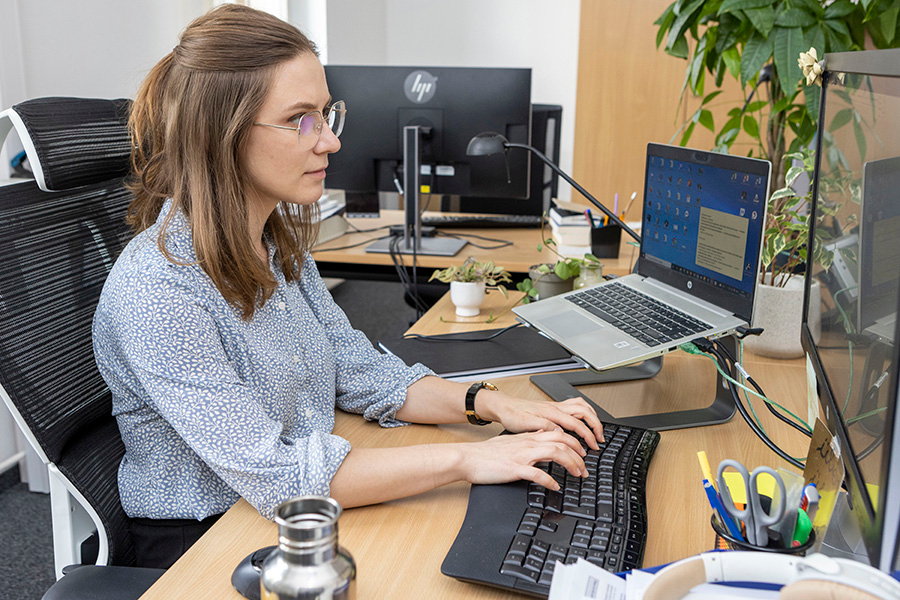 Frau arbeitet in einem Viadrina-Büro am PC